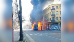 Bus del servicio Red fue quemado afuera del Liceo Barros Borgoño en medio de manifestaciones