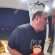 Un video viralizado a través de TikTok mostró el momento exacto en que un hombre fue atacado por una serpiente en la entrada de su casa. El afectado jamás advirtió la presencia del animal.