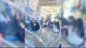 Profesores se tomaron Municipalidad de San Bernardo: Algunos funcionarios sufrieron crisis de pánico