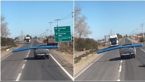 Video muestra peligrosa maniobra de conductor que cargó mal tubos de PVC en su camioneta