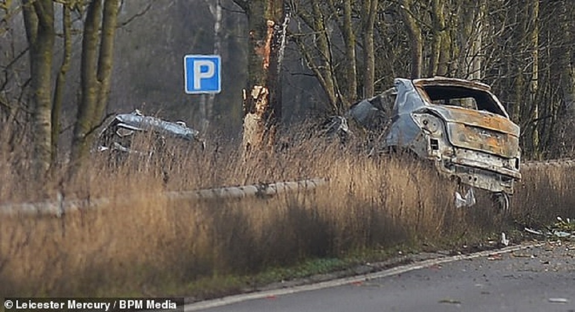 El auto de las víctimas quedó partido en dos tras el embiste (Daily Mail)