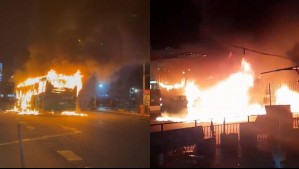 Bus del Transantiago es incendiado en la Alameda en medio de incidentes en cercanías de la Usach