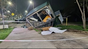 Conductor fue detenido por manejar bajo influencia del alcohol y drogas en Las Condes: Impactó contra un kiosco