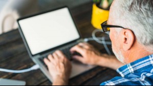 Estudio muestra que empresas no contratan a trabajadores mayores de 55 años: Experta entrega su análisis