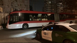 Apuñalan a funcionario de la municipalidad de Santiago al interior de un bus RED durante un asalto