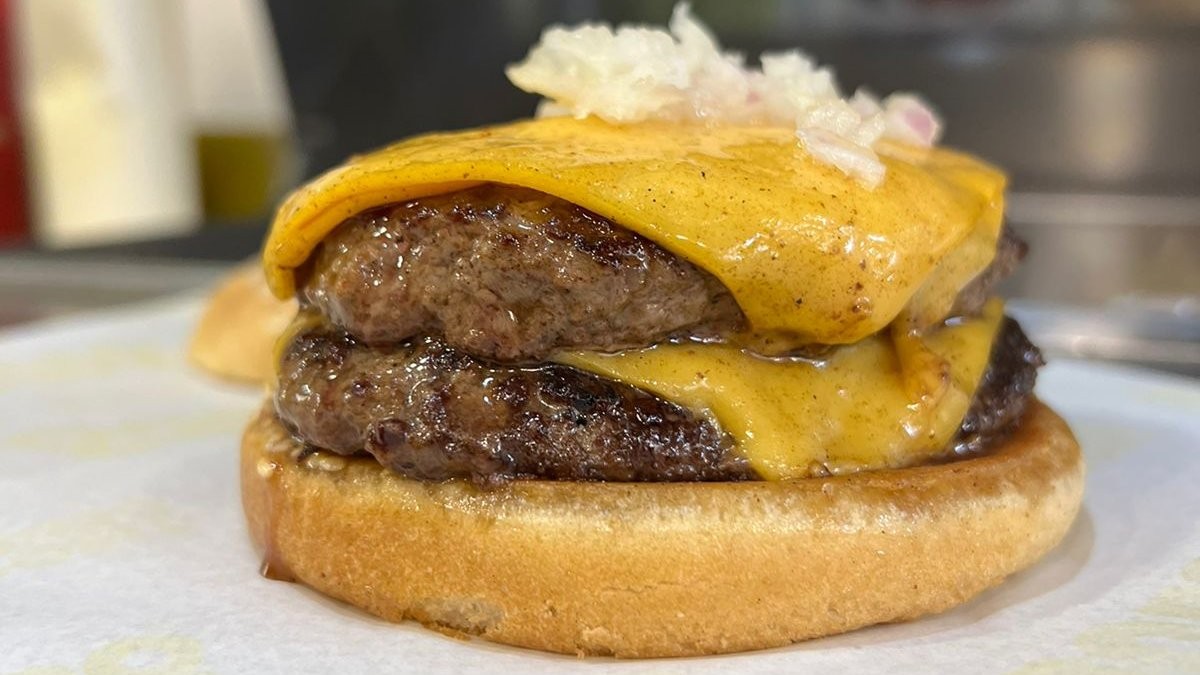 ¿Cómo emprender en Chile?: La historia de 'Doble Queso', la marca que busca reivindicar lo simple de una hamburguesa ¿Cómo emprender en Chile?: La historia de 'Doble Queso', la marca que busca reivindicar lo simple de una hamburguesa