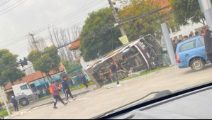 Grave accidente en Peñaflor: Microbús se vuelca tras chocar con camión y deja al menos 16 lesionados