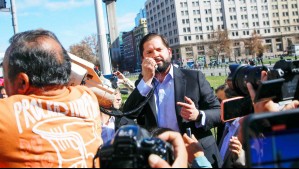 Boric sale de La Moneda y se suma a manifestación con megáfono en mano: 'Es importante que el pueblo esté organizado'