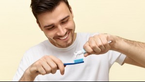 Cinco alimentos que debes evitar antes de lavarte los dientes, según los especialistas