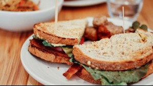 Le cobraron por cortar su sándwich a la mitad: Esta explicación dio el restaurante