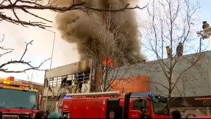 Gran incendio afecta a local comercial en sector de 10 de Julio