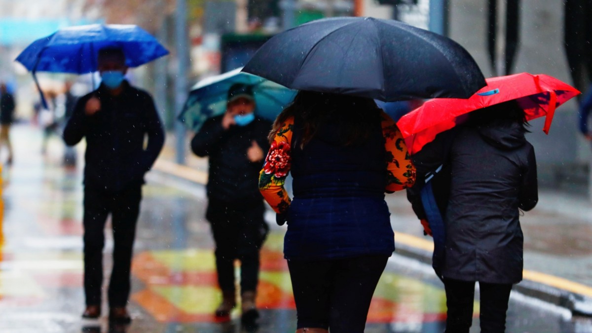 Leve llovizna y viento comienzan a percibirse en distintas comunas de Santiago