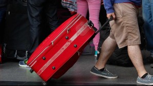 De forma online: 'Tía Rica' anuncia remate de maletas y artículos extraviados en el aeropuerto de Santiago