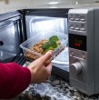 Conoce cuáles son las razones por las que no debes calentar en el microondas la comida en envases plásticos. Expertos explicaron los riesgos que puede significar para la salud.