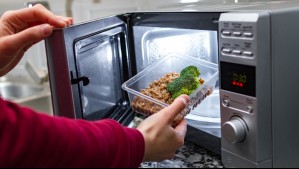 Son varios los riesgos: ¿Por qué no debo calentar la comida en envases plásticos en el microondas?