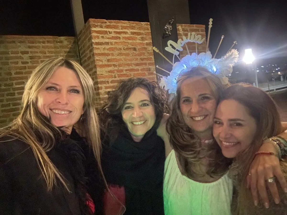 Mariel junto a sus amigas en el festejo del particular matrimonio (TN)