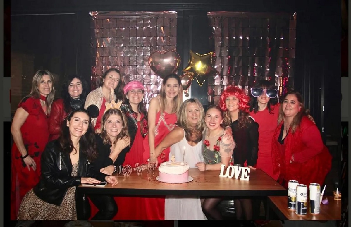 Las amigas más cercanas de Mariel participaron en la íntima ceremonia (TN)