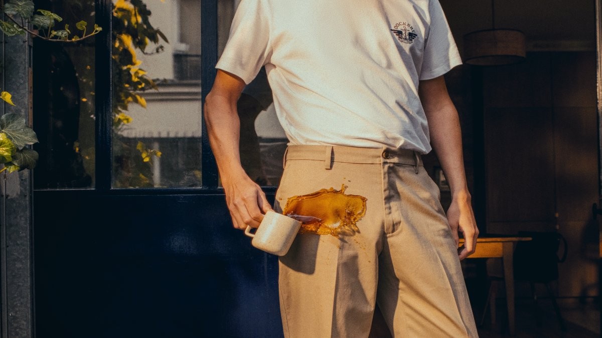 'Desde café hasta vino tinto': Dockers lanza pantalones que repelen manchas de líquidos y no se arrugan
