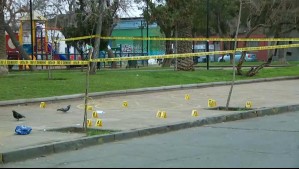 Hombre muere tras balacera en plaza de Santiago y mujer es herida por 'bala loca' mientras estaba en su vivienda