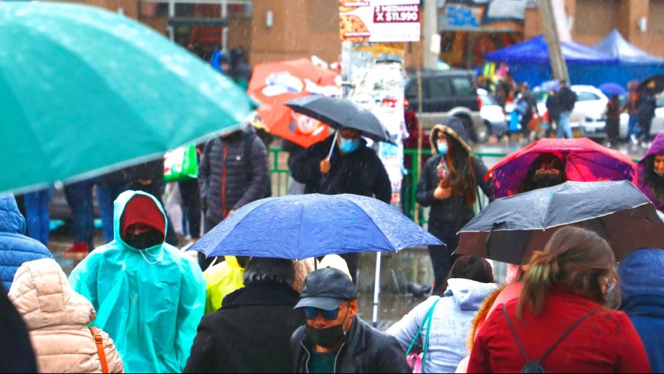 Lluvia en Santiago: Conoce cuánto lloverá este fin de semana y en qué momento será el peak