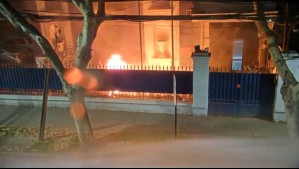 Cámaras de seguridad captan momento en que lanzan bombas molotov a cuartel de la PDI