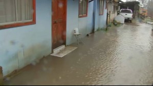 A mujer con su bebé de tres días de vida se les está inundando la casa en la comuna de San Carlos