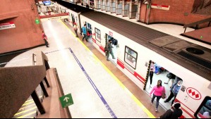 Metro de Santiago restablece servicio en líneas 1 y 5 tras cierre de estaciones