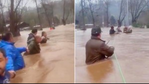 Con cuerdas y en cadena humana: Video muestra rescate de personas aisladas tras crecida del río Claro en Talca