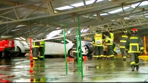 Fuertes vientos derribaron parte de estacionamiento en San Bernardo: Vehículos aplastados por caída de techo