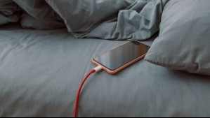 ¿Por qué no debes cargar tu celular sobre la cama?