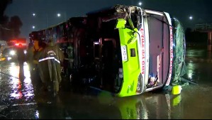 Bus volcó en la Ruta 5 Sur a la altura del cruce Colón en San Bernardo: Habría cuatro personas heridas