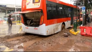 Bus RED queda enterrado en Gran Avenida por acumulación de agua