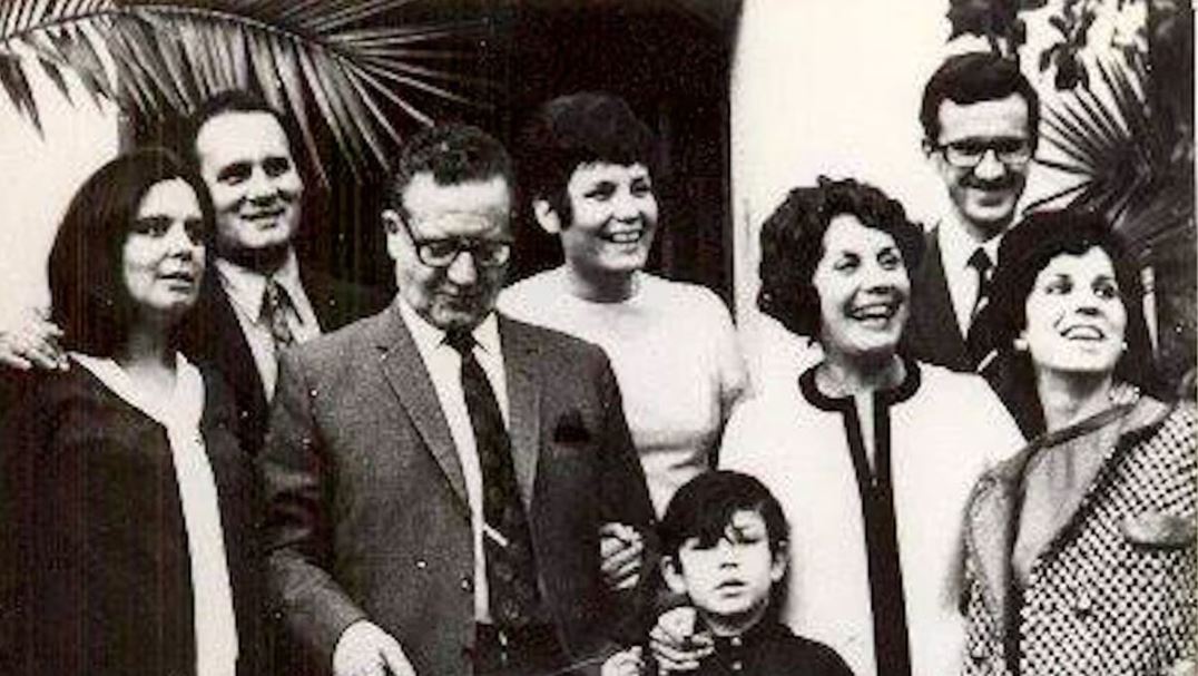 Familia Allende. Beatriz, Luis Fernández, Salvador, Carmen Paz, Hortensia Bussi, Héctor Sepúlveda, Isabel Allende y Gonzalo. (Redes sociales)