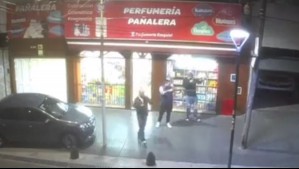 '¿Qué otra cosa puedo hacer?': Con escopetas evitan saqueos de locales comerciales en Argentina