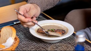'Me di cuenta cuando estaba en mi boca': Hombre demanda a restaurante tras hallar pata de ratón en su sopa