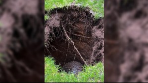 Socavón aparece en pleno patio de una casa en La Reina: Se trataría de un 'pozo negro' de los años '60