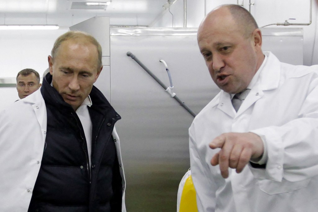 En 2010, Prigozhin se desempeñaba como empresario y era cercano al líder ruso. En la imagen, le muestra a Putin su fábrica de almuerzos para escolares (AFP)