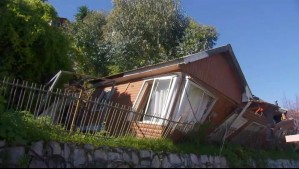 Video muestra derrumbe de un cerro que arrasa con una casa en Tomé