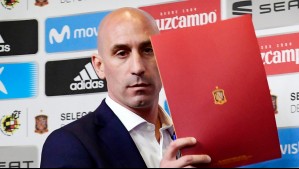 Presidente del fútbol español no renuncia pese a críticas por beso forzado a jugadora: 'Se me está tratando de matar'