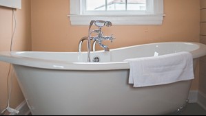 Se pierde mucho espacio: Interiorista asegura que el baño se hace más amplio sin la tina