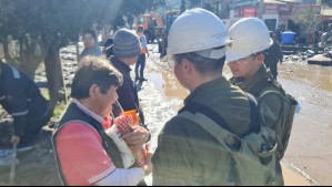 Carabineros de las distintas escuelas cooperan en labores de limpieza en comunas de Licantén y Santa Cruz