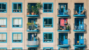Esta es la extraña y antigua ley que regula lo que se puede tener en los balcones en Chile