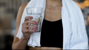 ¿Beber agua sirve para bajar de peso?