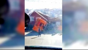 Camión de gas termina incrustado en una casa en Penco