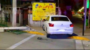 Chocan a equipo de Mega en La Florida: Poste fue derribado tras impacto y conductor se dio a la fuga