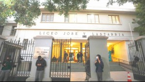 Liceo Lastarria es evacuado tras detonación de bombas de ruido elaboradas con cloro: No hay personas lesionadas