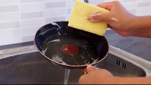 ¿Utilizas sartenes de teflón para cocinar? Esta es la manera correcta de lavarlos