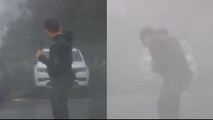 Video muestra a periodista desafiando los fuertes vientos provocados por el huracán Idalia en EEUU