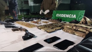 Más de mil tiros, cuatro pistolas y un rifle de asalto: Carabineros incauta armamento y droga en La Pintana