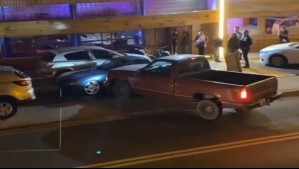 Conductor choca a vehículos estacionados en el exterior de un pub en Antofagasta tras amenazar a locatarios